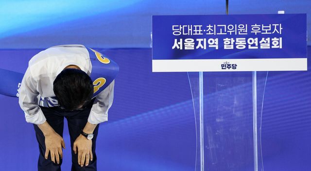 김민석 더불어민주당 당대표 후보가 16일 경기 고양시 일산서구 킨텍스 제2전시장에서 열린 민주당 당대표·최고위원 후보자 서울 합동연설회에서 정견발표를 하기 전 인사하고 있다. [사진제공=뉴시스]
