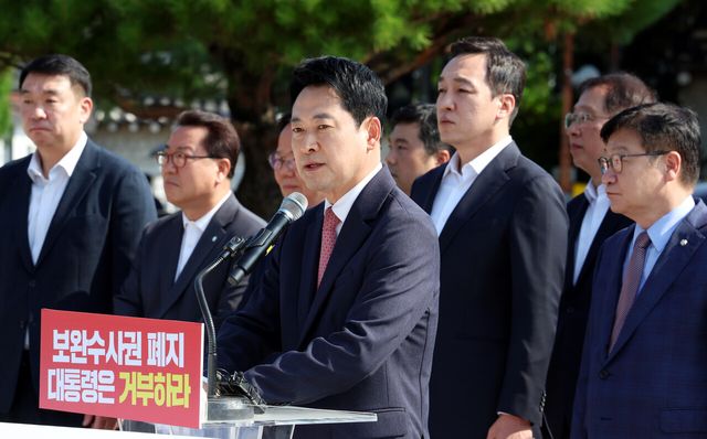 장동혁 국민의힘 대표가 3일 서울 종로구 청와대 분수대 앞에서 열린 보완수사권 폐지 악법 거부권 촉구 현장 최고위원회의애서 발언하고 있다. [사진제공=뉴시스]