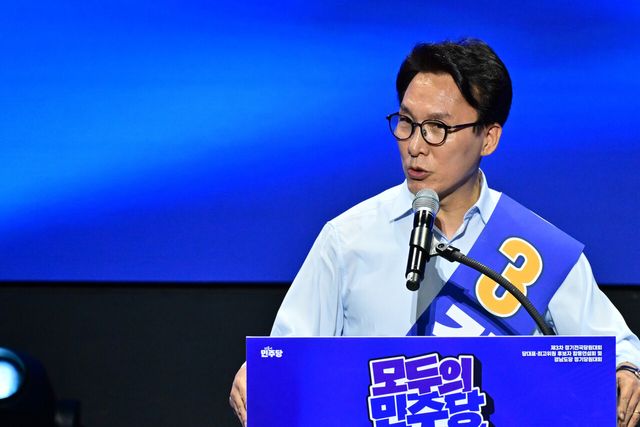 김민석 더불어민주당 당대표 후보가 2일 오후 경남 창원대학교 종합교육관 이룸홀에서 열린 더불어민주당 당대표·최고위원 합동연설회에서 각각 정견 발표를 하고 있다. [사진제공=뉴시스]