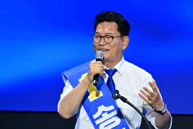 송영길 더불어민주당 당대표 후보가 2일 오후 경남 창원대학교 종합교육관 이룸홀에서 열린 더불어민주당 당대표·최고위원 합동연설회에서 각각 정견 발표를 하고 있다. [사진제공=뉴시스]