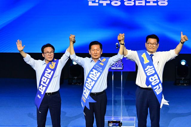 김민석(왼쪽부터), 정청래, 송영길 더불어민주당 당대표 후보가 2일 오후 경남 창원대학교 종합교육관 이룸홀에서 열린 더불어민주당 당대표·최고위원 합동연설회에서 기념사진 찍고 있다. [사진제공=뉴시스]