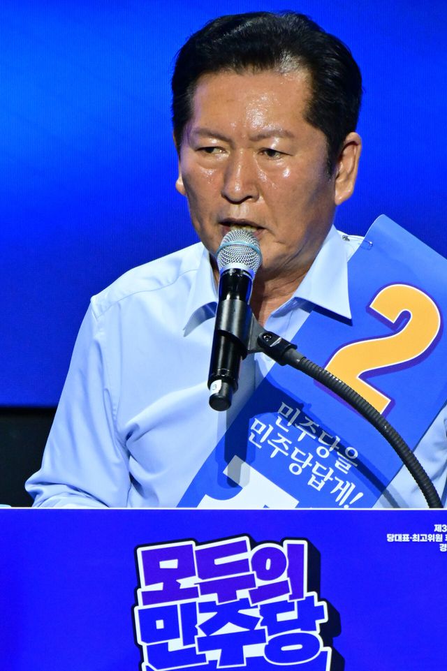 정청래 더불어민주당 당대표 후보가 2일 오후 경남 창원대학교 종합교육관 이룸홀에서 열린 더불어민주당 당대표·최고위원 합동연설회에서 각각 정견 발표를 하고 있다. [사진제공=뉴시스]
