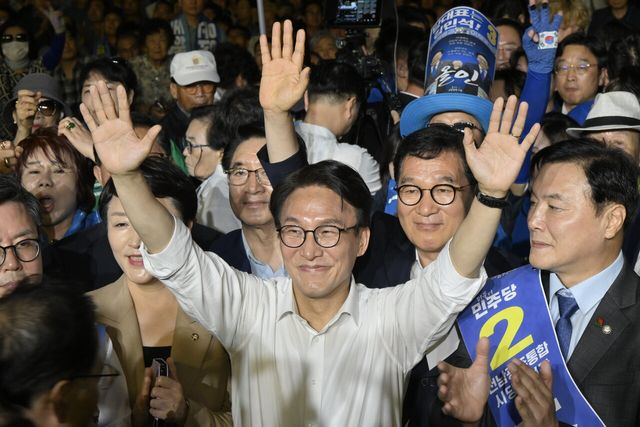김민석(가운데) 더불어민주당 당대표 후보가 3일 전남광주 서구 김대중컨벤션센터 4층 컨벤션홀에서 열린 '선택 김민석! 전남광주 당원 필승 결의대회'에 참석해 당원들에게 인사하고 있다. [사진제공=뉴시스]