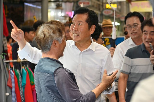 정청래 더불어민주당 당대표 후보가 4일 전남광주 북구 말바우시장을 찾아 상인들과 인사를 나누고 있다. [사진제공=뉴시스]