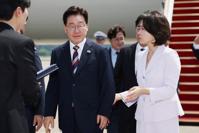 미국·남미·독일 순방 일정을 마친 이재명 대통령과 김혜경 여사가 3일 경기 성남 서울공항에 도착해 이동하고 있다. [사진제공=뉴시스]