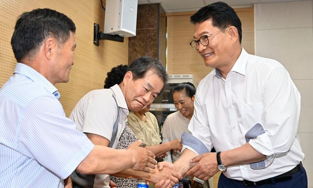 송영길 더불어민주당 당대표 후보가 4일 전남광주 화순군 화순군의회에서 열린 '화순 시민 공감 토크'에서 지지자들과 인사하고 있다. [사진제공=뉴시스]