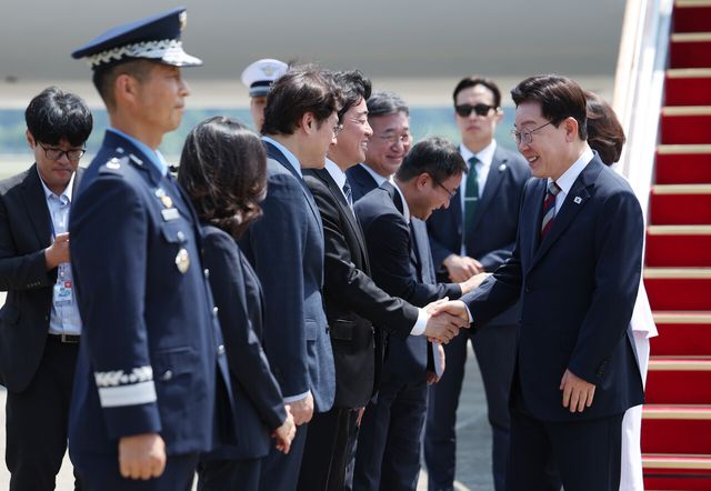 미국·남미·독일 순방 일정을 마친 이재명 대통령과 김혜경 여사가 3일 경기 성남 서울공항에 도착해 강훈식 비서실장과 인사하고 있다. [사진제공=뉴시스]