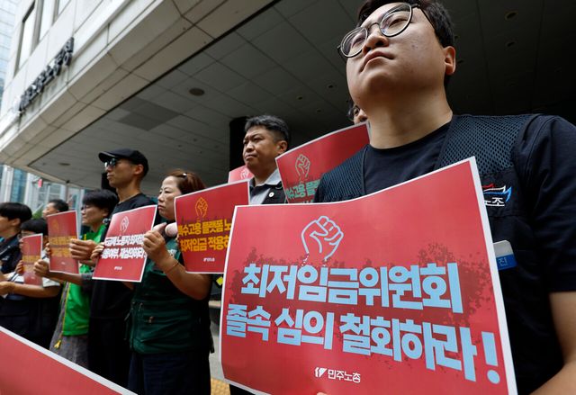 민주노총 조합원들이 지난 7월 27일 서울 중구 서울고용노동청 앞에서 2027년 적용 최저임금안 이의제기 기자회견을 진행하고 있다. [사진제공=뉴시스]