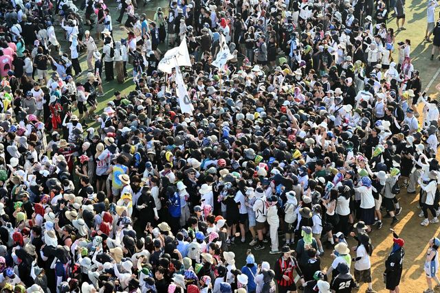 (관객들이 음악에 맞추어 슬램을 즐기고 있다 [사진제공=펜타포트]