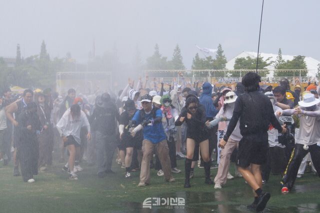 관객들이 물줄기 속에서 즐겁게 춤을 추고 있다. ⓒ투데이신문