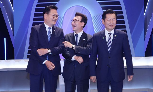 송영길, 정청래, 김민석 더불어민주당 당대표 후보가 5일 오후 서울 여의도 KBS에서 열린 TV토론회 시작 전 포즈를 취하고 있다. [사진제공=뉴시스/국회사진기자단]