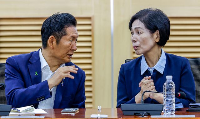 정청래 더불어민주당 당대표 후보가 5일 서울 여의도 국회 의원회관에서 열린 서울시 공무직 노동자 간담회에서 최민희 최고위원 후보와 대화를 나누고 있다. [사진제공=뉴시스]