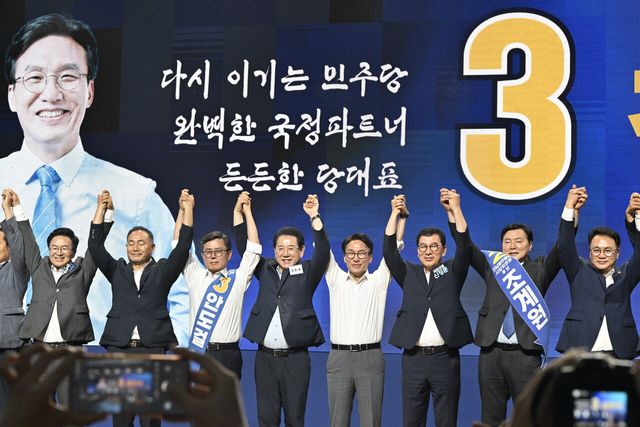 김민석(오른쪽 네번째) 더불어민주당 당대표 후보가 3일 전남광주 서구 김대중컨벤션센터 4층 컨벤션홀에서 열린 '선택 김민석! 전남광주 당원 필승 결의대회'에 참석해 퍼포먼스를 하고 있다. [사진제공=뉴시스]