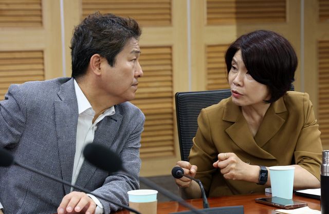 한정애 더불어민주당 정책위의장과 김영배 의원이 지난 6일 오전 서울 여의도 국회 의원회관에서 열린 부동산 정책 대응을 위한 비공개 간담회에서 대화를 하고 있다. [사진제공=뉴시스]&nbsp;<br>