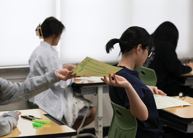 2027학년도 대학수학능력 6월 모의평가일인 6월 4일 오전 서울 마포구 서울여고에서 수험생들이 1교시 국어 영역 시험을 앞두고 OMR 카드를 넘기고 있다. [사진제공=뉴시스]