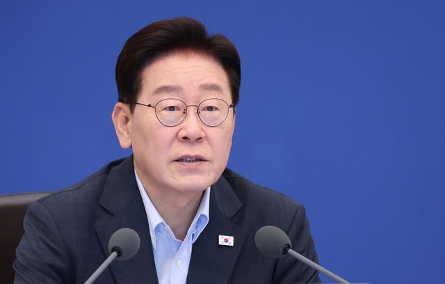 &nbsp;이재명 대통령이 4일 청와대에서 열린 국무회의에서 발언을 하고 있다.<br>