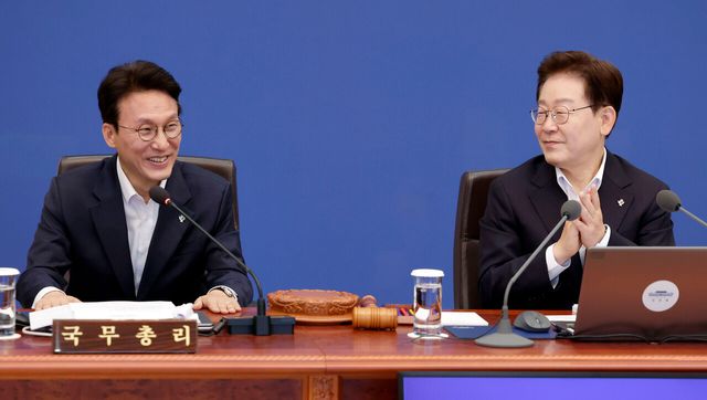 이재명 대통령이 지난 6월 30일 청와대에서 열린 국무회의 겸 비상경제점검회의에서 이임을 앞둔 당시 김민석 국무총리에게 박수를 보내고 있다. [사진제공=뉴시스]