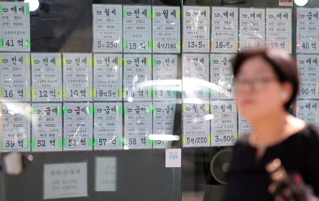 지난 4일 서울 강남구의 한 부동산에 매물 정보가 게시돼 있는 모습. [사진제공=뉴시스]<br>