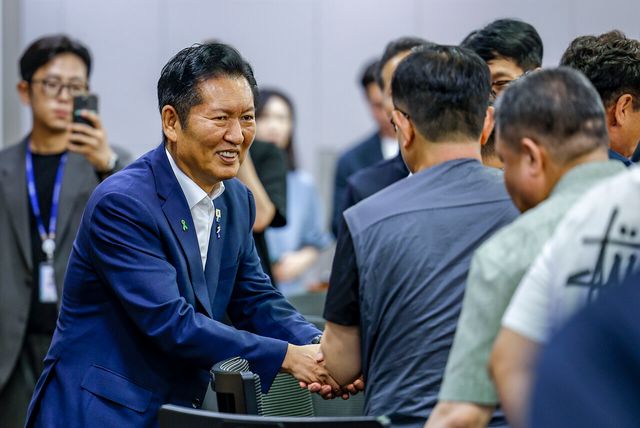 정청래 더불어민주당 당대표 후보가 5일 서울 여의도 국회 의원회관에서 열린 서울시 공무직 노동자 간담회에 참석하며 공무관들과 인사를 나누고 있다. [사진제공=뉴시스]