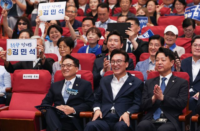 김민석 더불어민주당 당대표 후보가 5일 오후 서울 여의도 국회 의원회관에서 열린 서울지역 당원 필승 결의대회에 참석해 있다. 왼쪽부터 박선원 더불어민주당 최고위원 후보, 김 당대표 후보, 김영호 최고위원 후보. [사진제공=뉴시스]