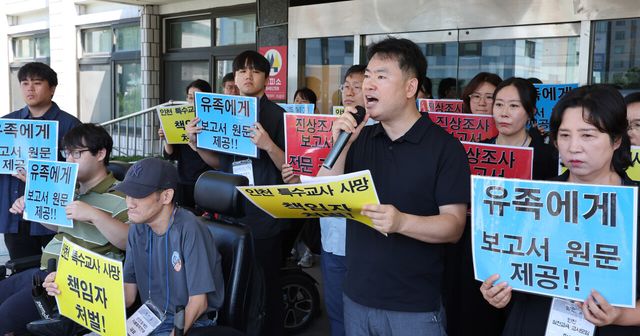 지난해 7월 인천 남동구 인천시교육청 앞에서 열린 인천 특수교사 사망사건에 대한 진상조사위원회 결과에 대한 기자회견에서 강경욱(오른쪽 두번째) 특수교사 사망 진상규명을 위한 비상대책위원장이 발언하고 있다. [사진제공=뉴시스]