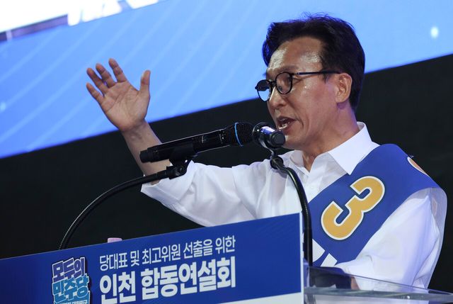 김민석 더불어민주당 당대표 후보가 8일 오후 인천 남동체육관에서 열린 인천광역시당 정기당원대회 및 당대표·최고위원 선출 순회경선에서 정견발표를 하고 있다. [사진제공=뉴시스]