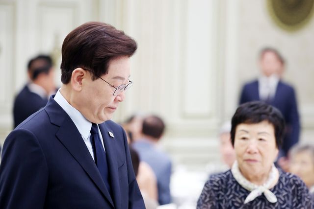 이재명 대통령이 전날 청와대 영빈관에서 열린 진실화해위 3기 출범 계기 국가폭력 피해자 위로오찬에 입장하고 있다. [사진제공=뉴시스]