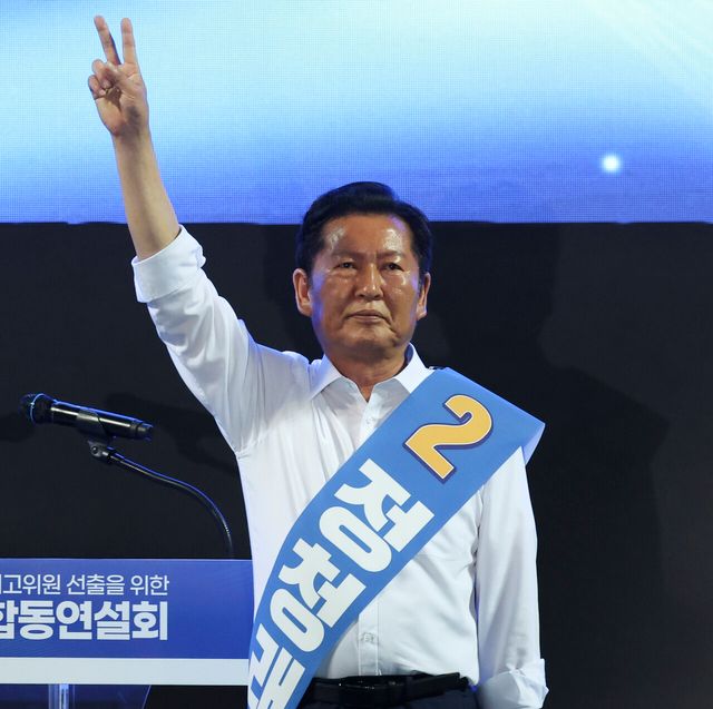정청래 더불어민주당 당대표 후보가 8일 오후 인천 남동체육관에서 열린 인천광역시당 정기당원대회 및 당대표·최고위원 선출 순회경선에서 정견발표 전 지지를 호소하고 있다. [사진제공=뉴시스]