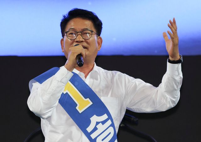 송영길 더불어민주당 당대표 후보가 8일 오후 인천 남동체육관에서 열린 인천광역시당 정기당원대회 및 당대표·최고위원 선출 순회경선에서 정견발표를 하고 있다. [사진제공=뉴시스]<br>