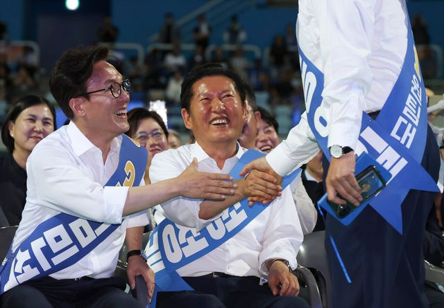 김민석(왼쪽) 더불어민주당 당대표 후보와 정청래 후보가 8일 오후 인천 남동체육관에서 열린 인천광역시당 정기당원대회 및 당대표·최고위원 선출 순회경선에서 송영길 후보와 인사를 나누고 있다. [사진제공=뉴시스]