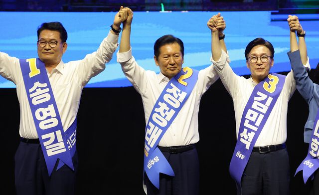 송영길(왼쪽부터), 정청래, 김민석 더불어민주당 당대표 후보가 9일 대구 호텔인터불고 엑스코 그랜드볼룸에서 열린 대구·경북 당대표 및 최고위원 후보자 합동연설회 시작에 앞서 기념촬영을 하고 있다. [사진제공=뉴시스]