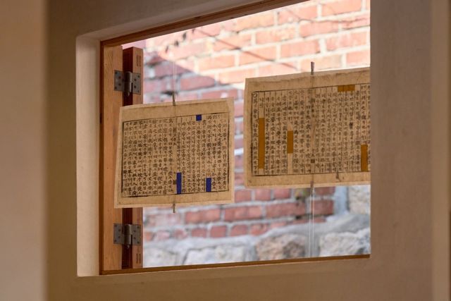 김원빈, 컬러블럭 시리즈,2025, 복원한 고문서에 전통안료,40x60cm [사진 제공=배렴가옥]<br>