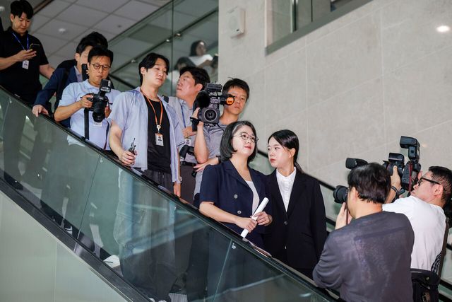 용혜인 성평등가족부 장관 후보자가 13일 서울 여의도 국회 소통관에서 장관 후보직 사퇴 기자회견을 마친 뒤 차량으로 이동하고 있다. [사진제공=뉴시스]
