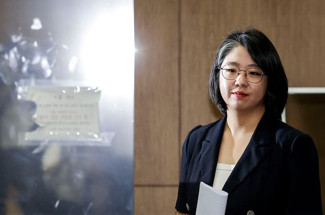 용혜인 성평등가족부 장관 후보자가 13일 서울 여의도 국회 소통관에서 장관 후보직 사퇴 기자회견을 하기 위해 이동하고 있다. [사진제공=뉴시스]