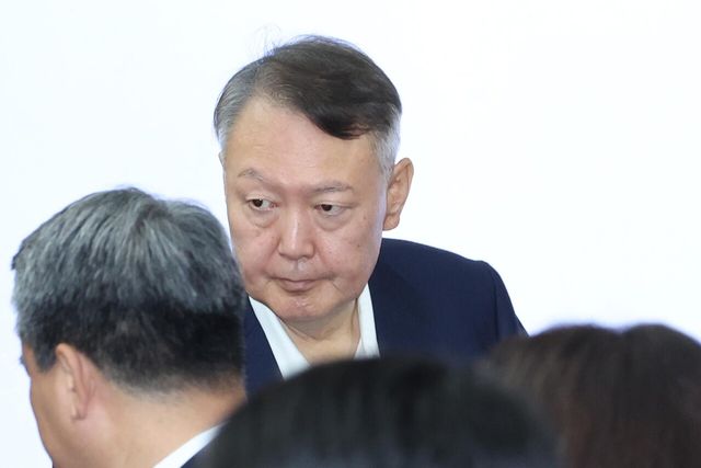 &nbsp;윤석열 전 대통령이 지난해 9월 26일 서울 서초구 서울중앙지법에서 열린 특수공무집행방해 혐의 재판에 출석하고 있다. [사진제공=뉴시스]