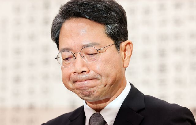 김승원 법무부 장관 후보자가 15일 여의도 국회에서 열린 제439회 국회(정기회) 법제사법위원회 국무위원후보자(법무부장관 김승원) 인사청문회에 출석해 생각에 잠겨 있다. 그는 19일 자진사퇴를 전격 발표했다. [사진제공=뉴시스]