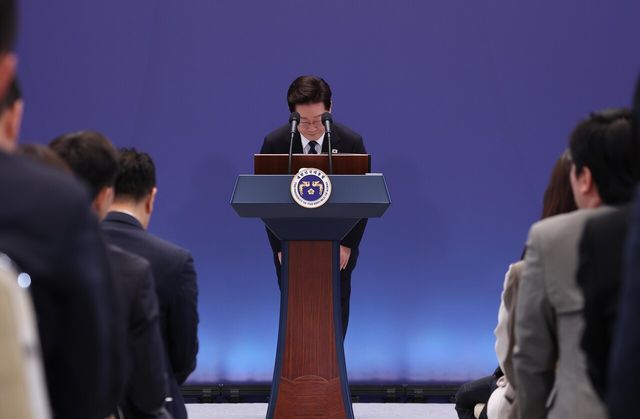 이재명 대통령이 18일 청와대 영빈관에서 기자회견 '국민의 뜻, 국민의 삶 더 살피겠습니다'를 마친 뒤 인사를 하고 있다. [사진제공=뉴시스]