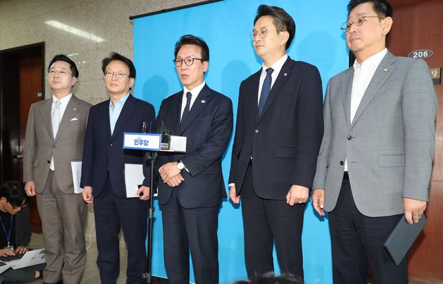 김민석 더불어민주당 대표가 18일 여의도 국회에서 이재명 대통령의 기자회견 관련 브리핑을 하고 있다. [사진제공=뉴시스]