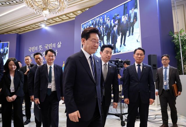 이재명 대통령이 18일 청와대 영빈관에서 기자회견 '국민의 뜻, 국민의 삶 더 살피겠습니다'를 마친 뒤 강훈식 비서실장과 이동하고 있다. [사진제공=뉴시스]