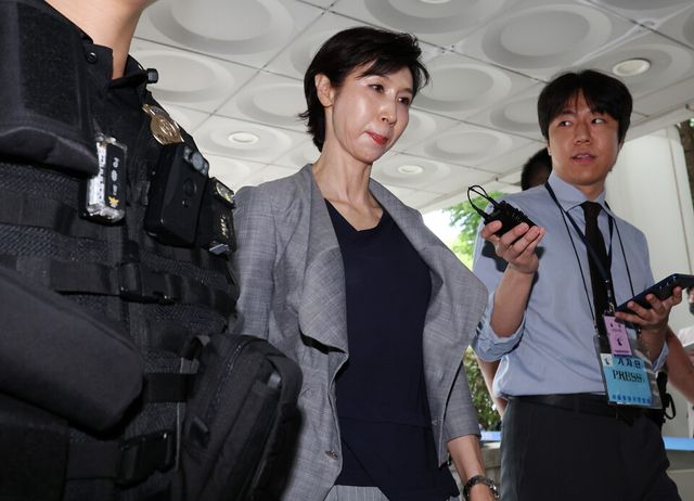 노소영 아트센터 나비 관장이 지난 6월 26일 서울 서초구 서울고법에서 열린 최태원 SK그룹 회장과의 재산 분할 소송 파기환송심 2차 변론기일에 출석하는 모습. [사진=뉴시스]