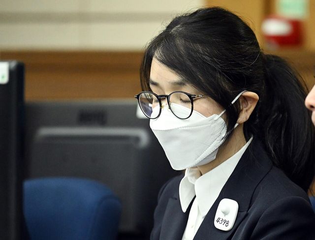 지난해 9월 24일 오후 서울 서초구 서울중앙지방법원에서 열린 첫 재판에 출석해 있는 김건희 여사. [사진제공=뉴시스]