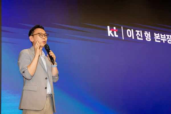 KT AX사업본부장 이진형 상무가 지난 21일 서울 종로구 KT 광화문 WEST빌딩에서 열린 '모두의 AI' 컨소시엄 출범식에서 인사말을 하고 있다. [사진=KT]<br>