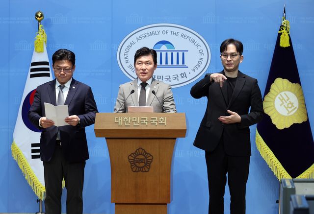 구자근 국민의힘 의원과 강명구 의원이 28일 여의도 국회 소통관에서 영화 ‘암살자(들)’ 관련 역사왜곡 기자회견을 하고 있다. [사진제공=뉴시스]