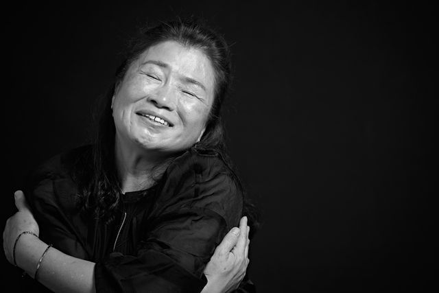 서대호 사진작가가 포착한 이정아(56)씨의 초상. 스스로를 온전히 껴안은 몸짓과 얼굴 가득 번진 이씨의 미소에는 두 번의 암을 건너와 비로소 자신이 원하는 삶을 만끽하는 해방감이 담겨 있다. ⓒ서대호 작가