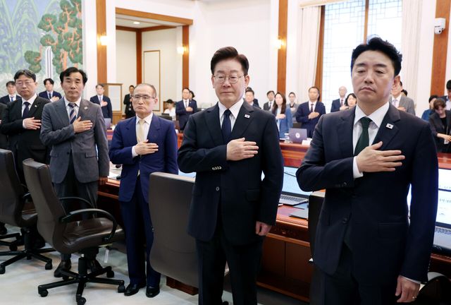 이재명 대통령이 3일 청와대에서 열린 수석보좌관회의에서 국민의례를 하고 있다. [사진제공=뉴시스]
