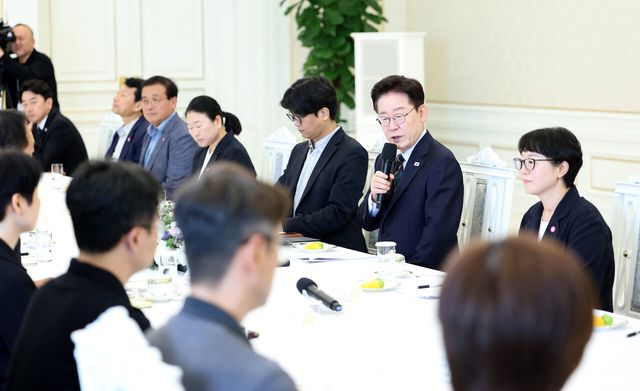 이재명 대통령이 4일 청와대에서 열린 시민사회 초청 간담회에서 인사말을 하고 있다. [사진제공=뉴시스/청와대통신사진기자단]