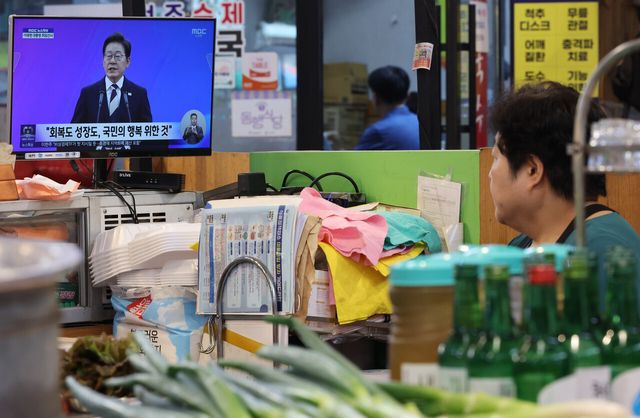 지난해 6월 4일 오전 서울 서대문구 인왕시장에서 상인이 이재명 대통령 취임식을 시청하고 있다. [사진제공=뉴시스]