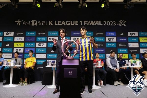 홍명보 감독(왼쪽), 김기희(이상 울산현대). 한국프로축구연맹 제공