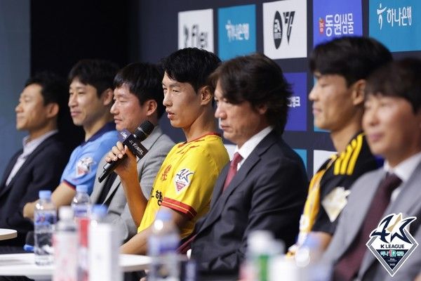 안영규(가운데, 광주FC). 한국프로축구연맹 제공