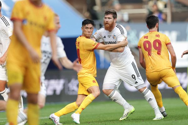 이순민(왼쪽, 광주FC), 마틴 아담(울산현대). 한국프로축구연맹 제공
